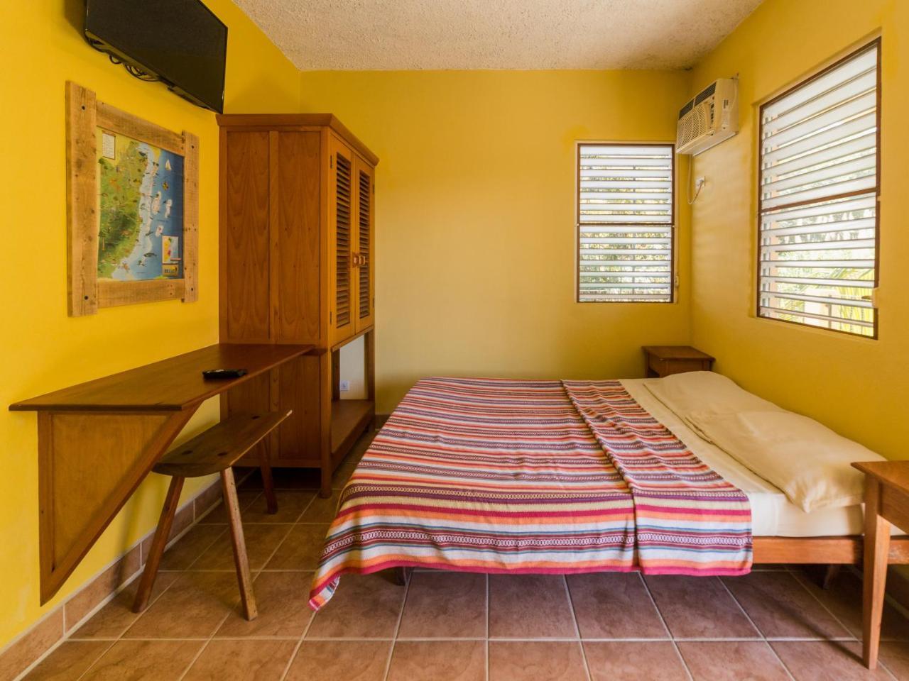A Piece Of Ground Hostel Punta Gorda Exterior foto