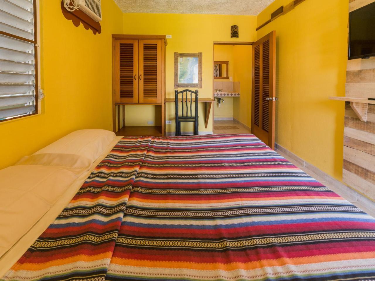 A Piece Of Ground Hostel Punta Gorda Exterior foto