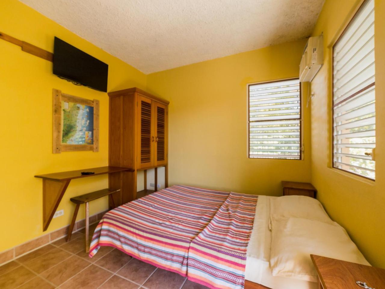A Piece Of Ground Hostel Punta Gorda Exterior foto