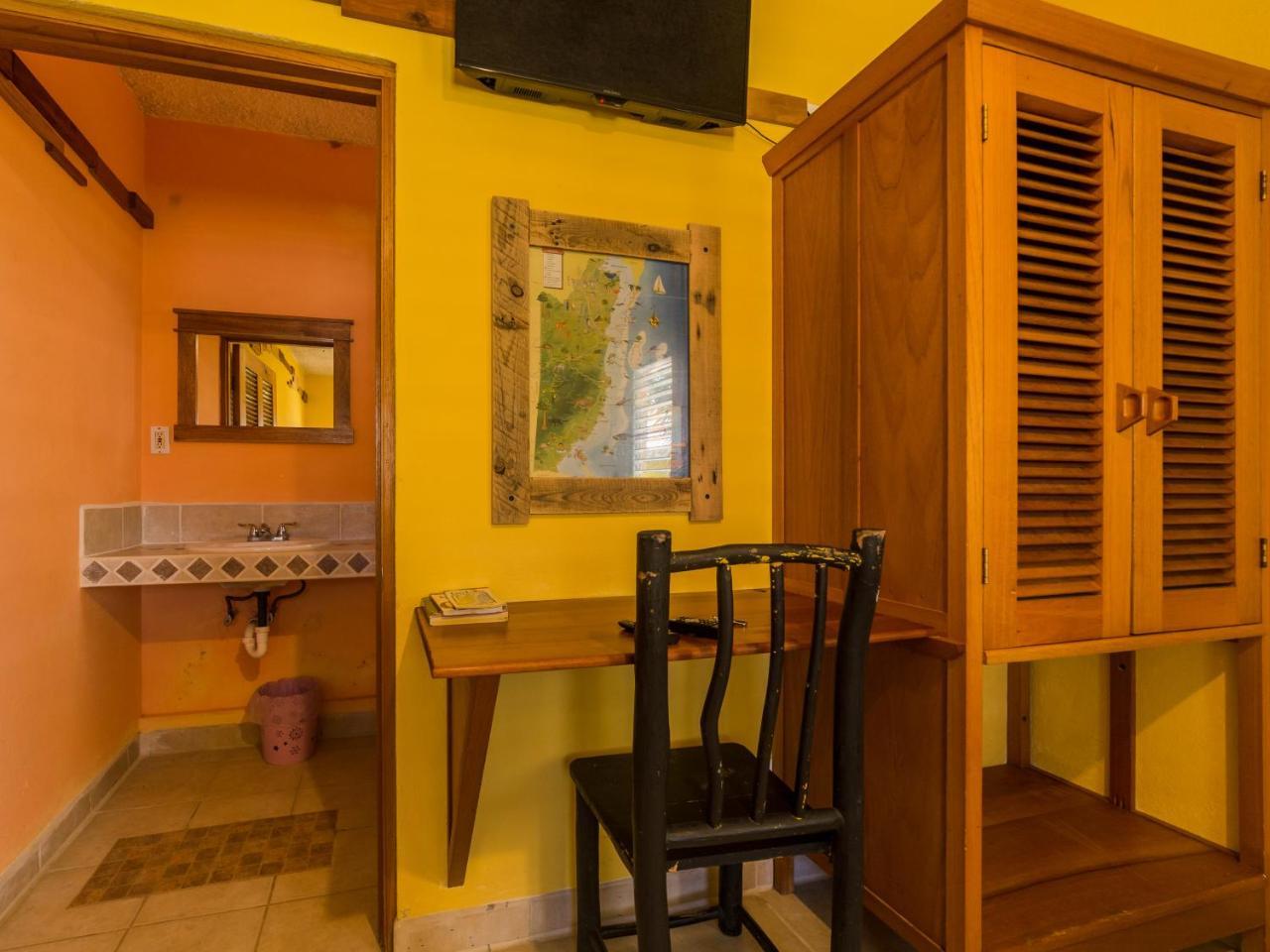 A Piece Of Ground Hostel Punta Gorda Exterior foto