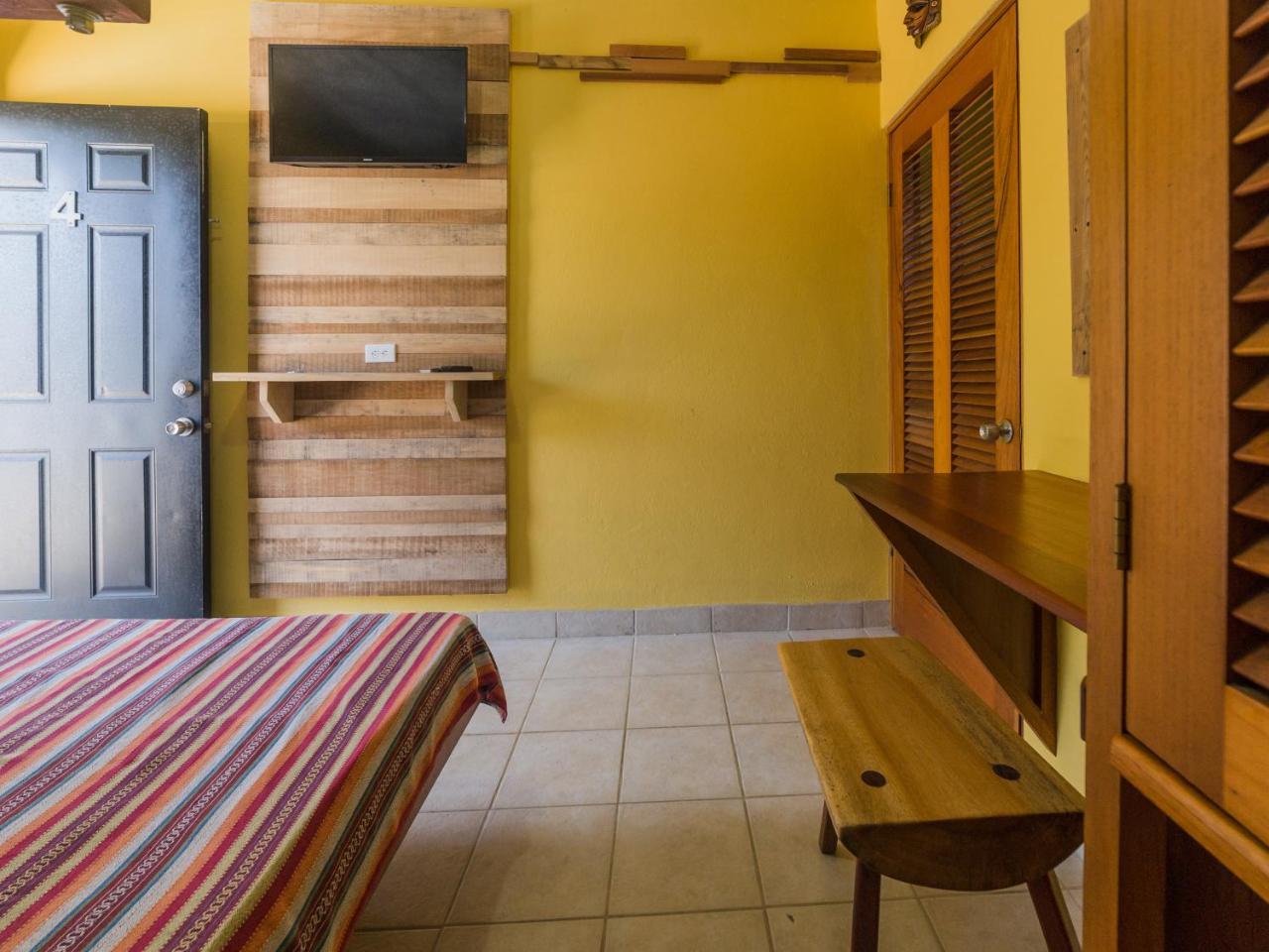 A Piece Of Ground Hostel Punta Gorda Exterior foto