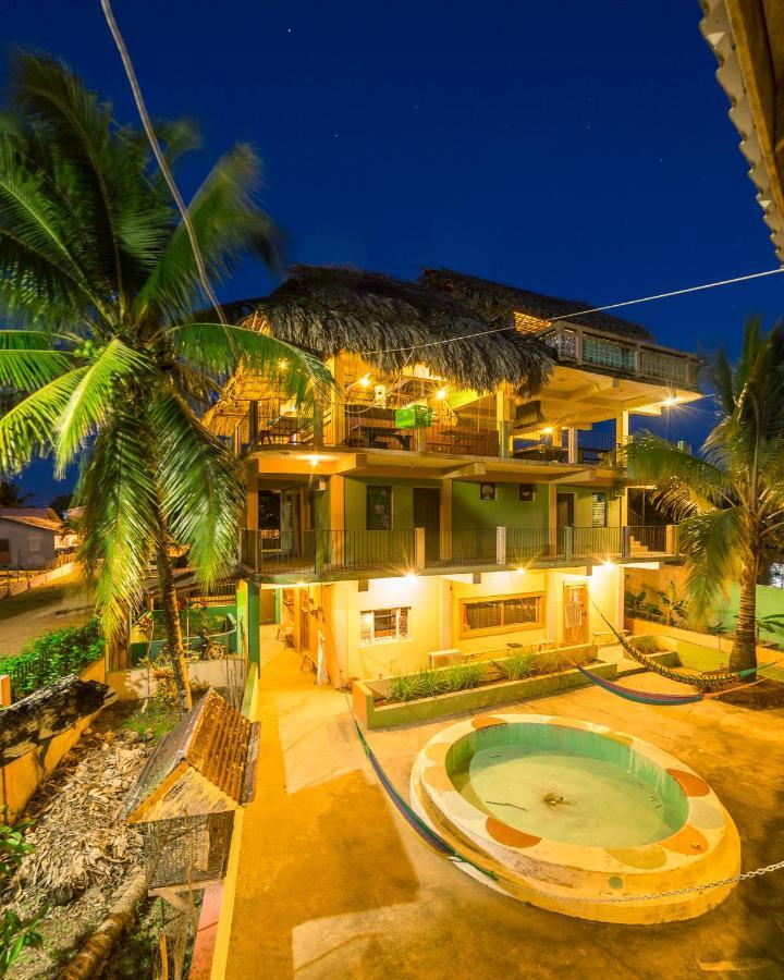 A Piece Of Ground Hostel Punta Gorda Exterior foto