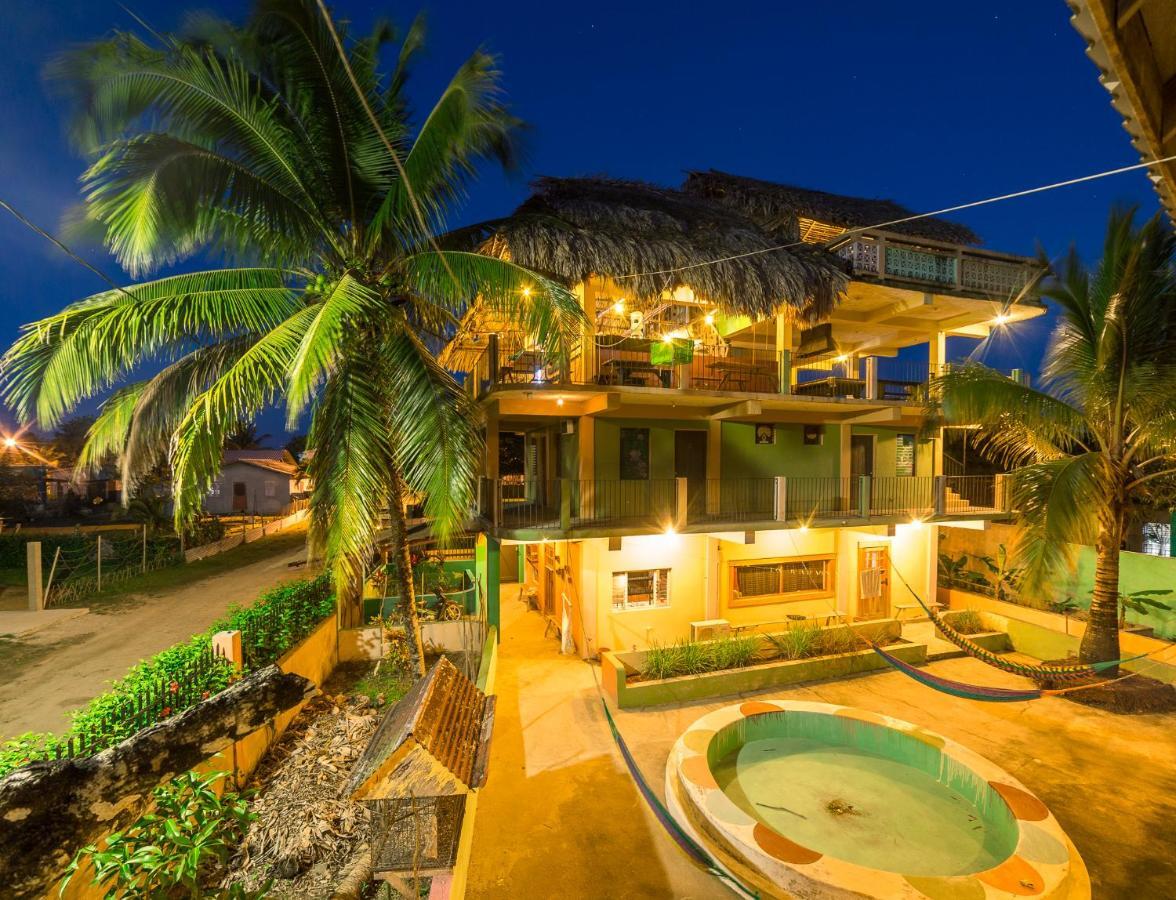 A Piece Of Ground Hostel Punta Gorda Exterior foto